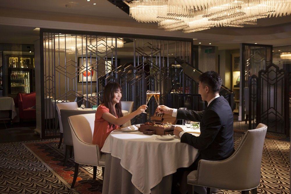 מלון The Landis טאיפיי מראה חיצוני תמונה A couple dining at the restaurant