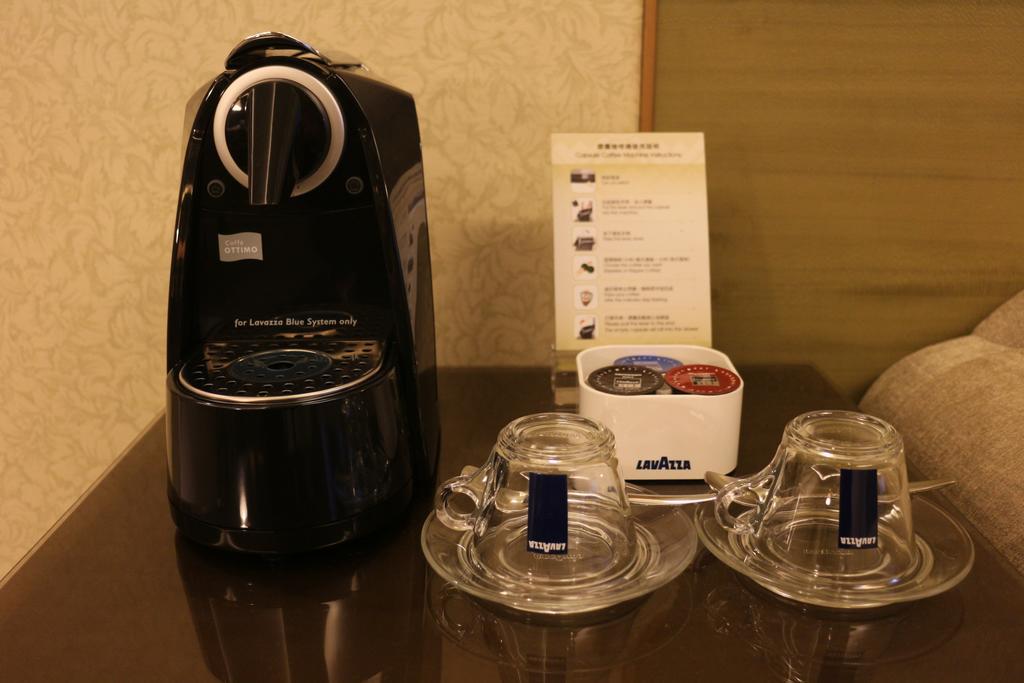 מלון The Landis טאיפיי מראה חיצוני תמונה A Nespresso coffee machine in a hotel room