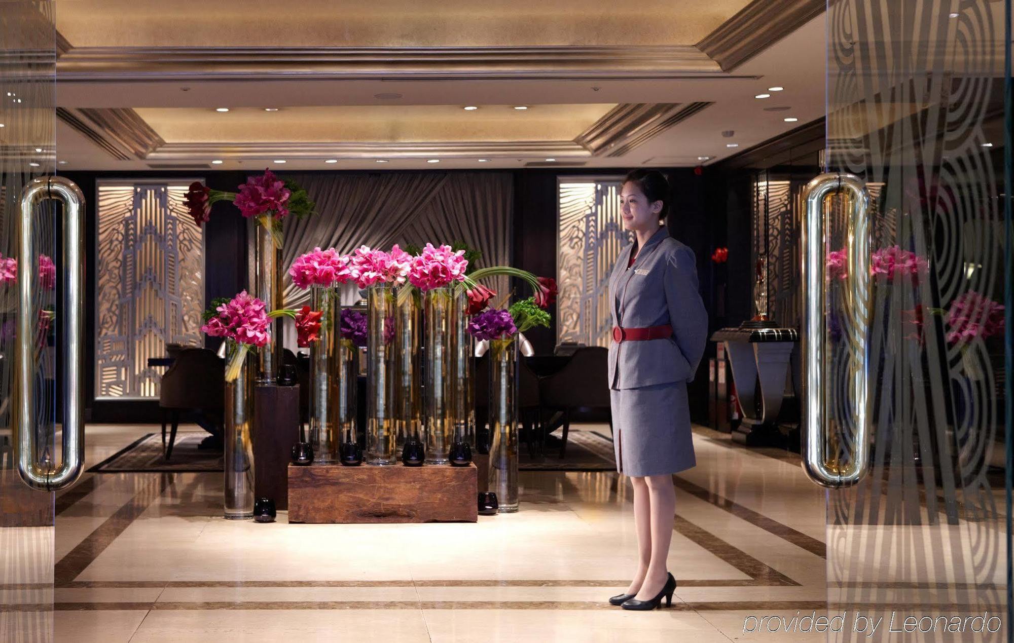 מלון The Landis טאיפיי מראה פנימי תמונה Concierge at the entrance of the hotel